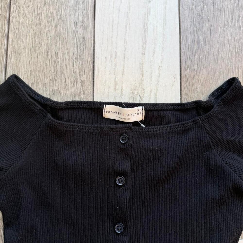 Frankie & Skylar Black Ribbed Button Top (XS) - Picture 3 of 5